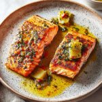 "Gebratener Lachs in der Pfanne: Ein einfaches Rezept für köstlichen Genuss"