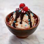 "Heißer Fudge Eisbecher: Das perfekte Dessert für Schokoladenliebhaber"