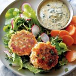 Lachsfrikadellen mit Buttermilchdressing: Ein einfaches Rezept für gesunde Genussmomente