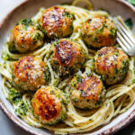 Hähnchenfleischbällchen mit Brokkoli-Pesto: Ein einfaches und gesundes Rezept